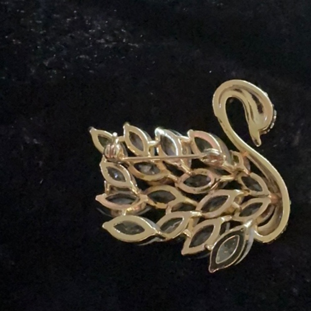 Beautiful Swan Pin. - Picture 3 of 5